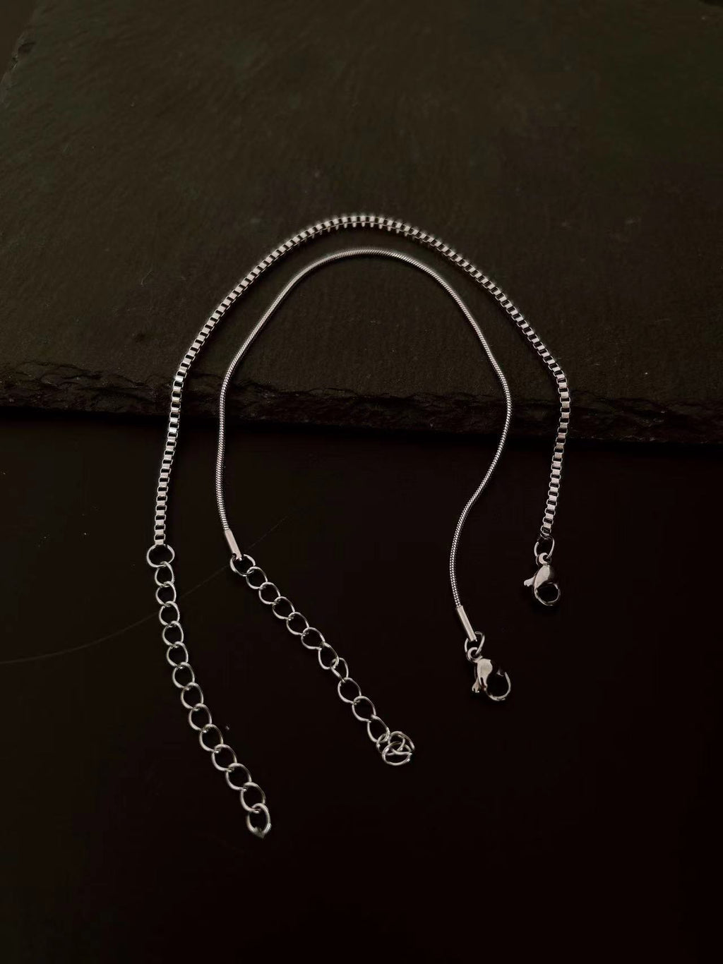 Double-layer bracelet in stainless steel – styled with other jewelry