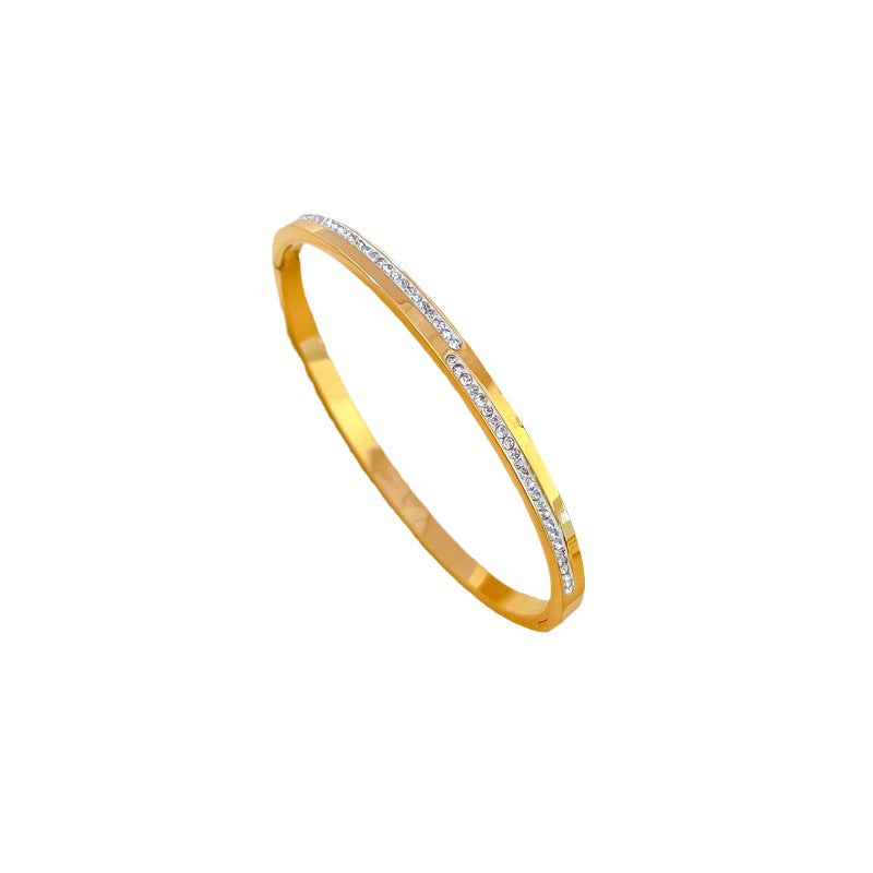 Pavé line bracelet in titanium steel – gold tone close-up
