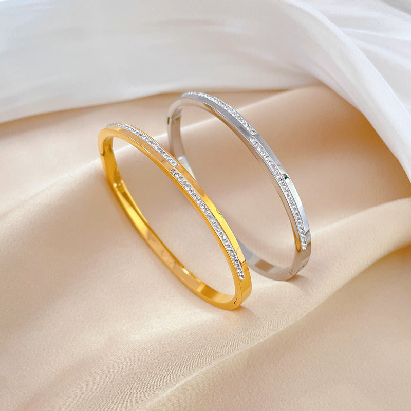 Pavé line bracelet in titanium steel – clasp detail