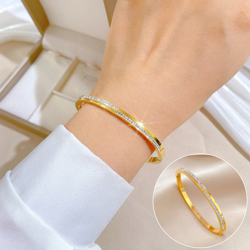 Pavé line bracelet in titanium steel – silver tone close-up