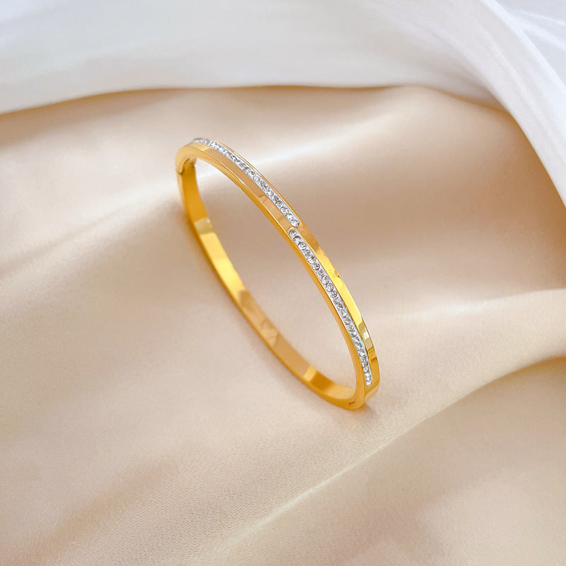 Pavé line bracelet in titanium steel – sparkle detail