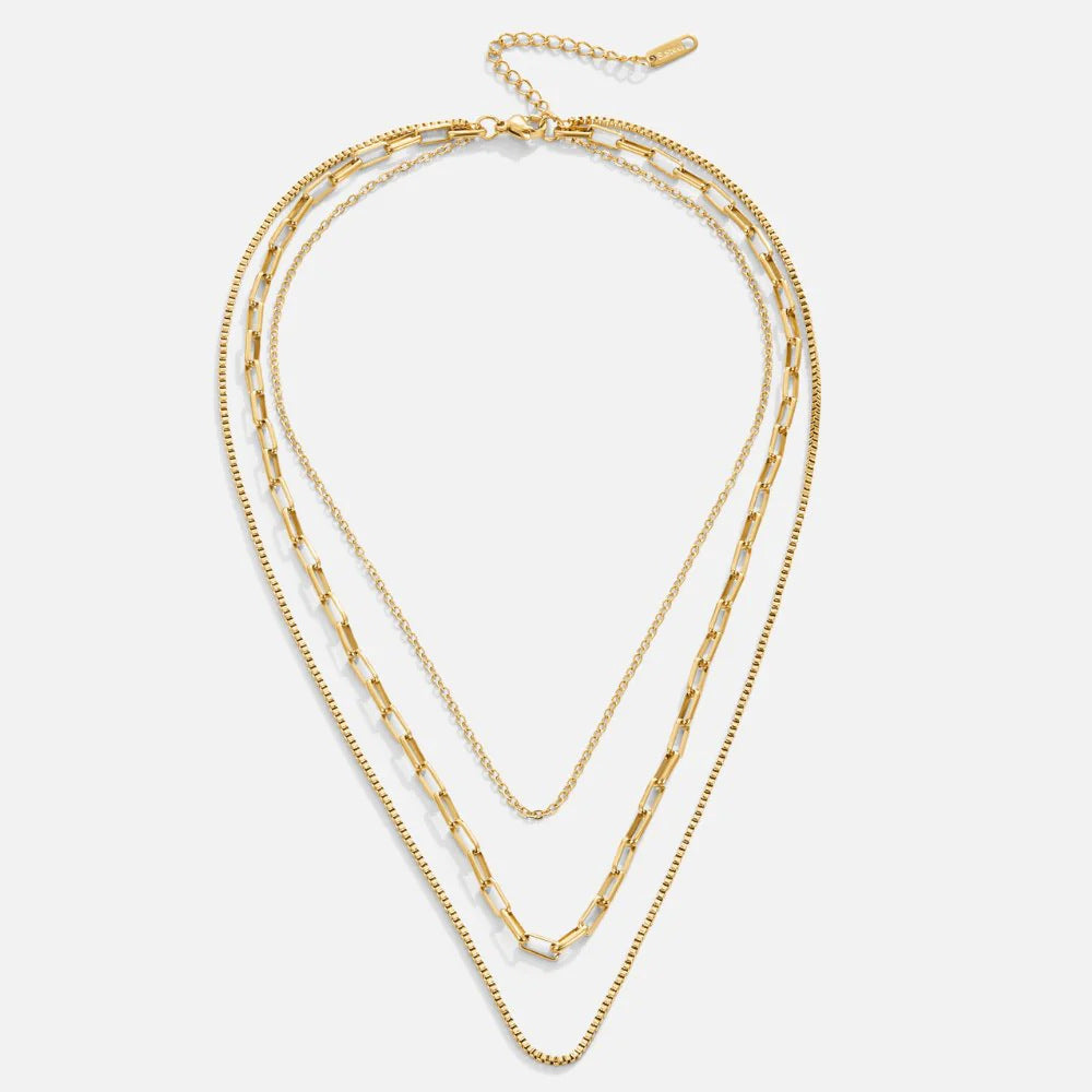 Paperclip chain necklace in stainless steel – worn on model