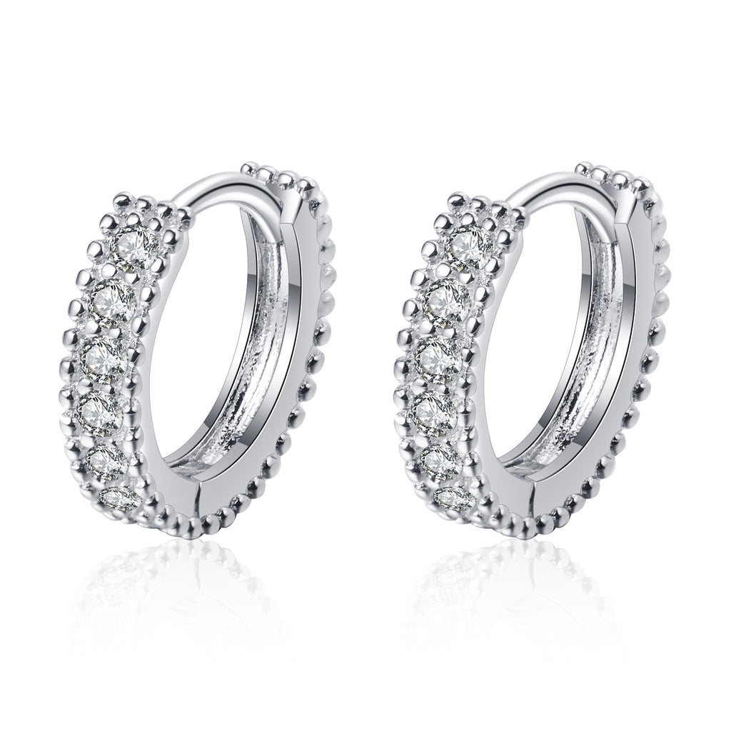 Moissanite stud earrings in 925 sterling silver – close-up of stone