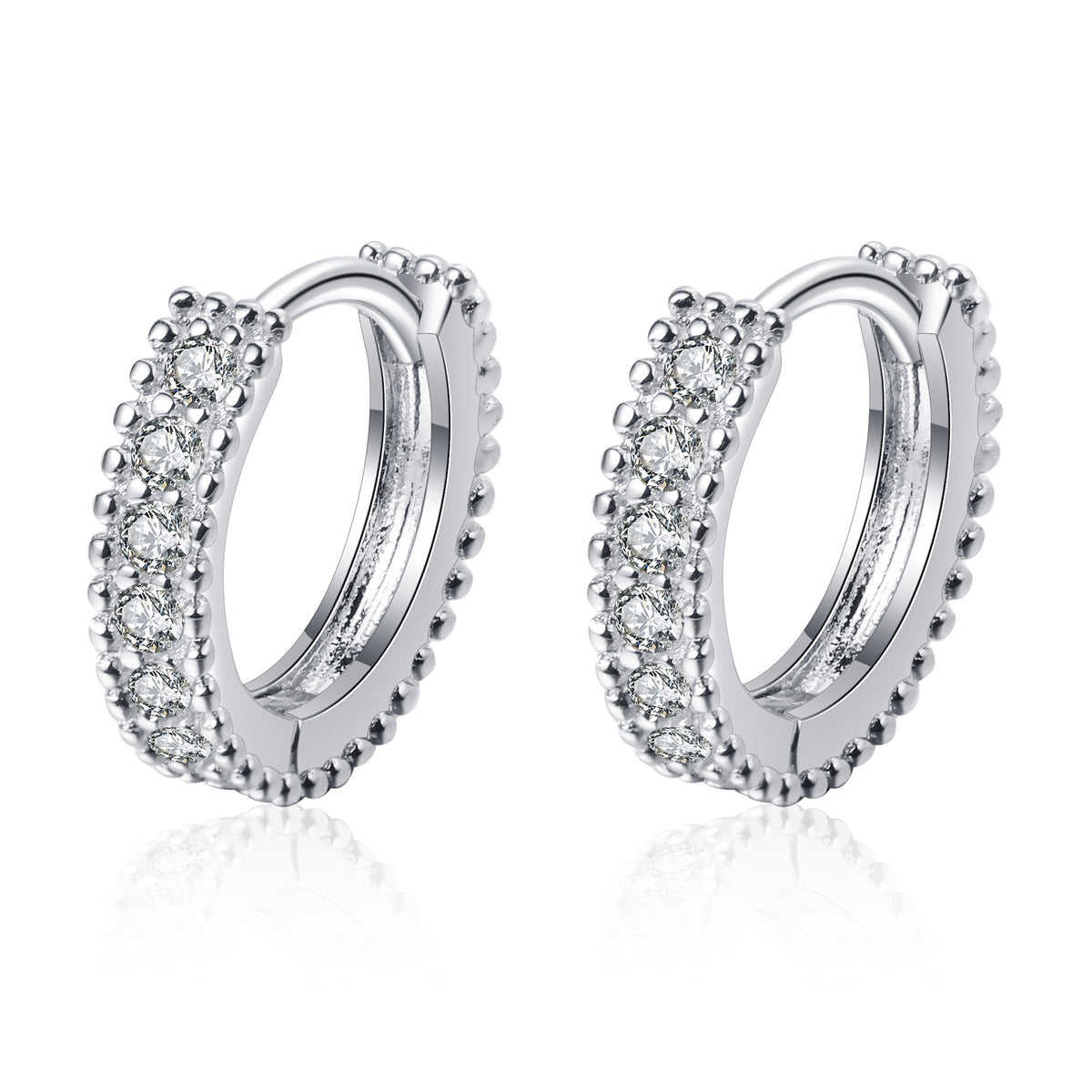 Moissanite stud earrings in 925 sterling silver – close-up of stone